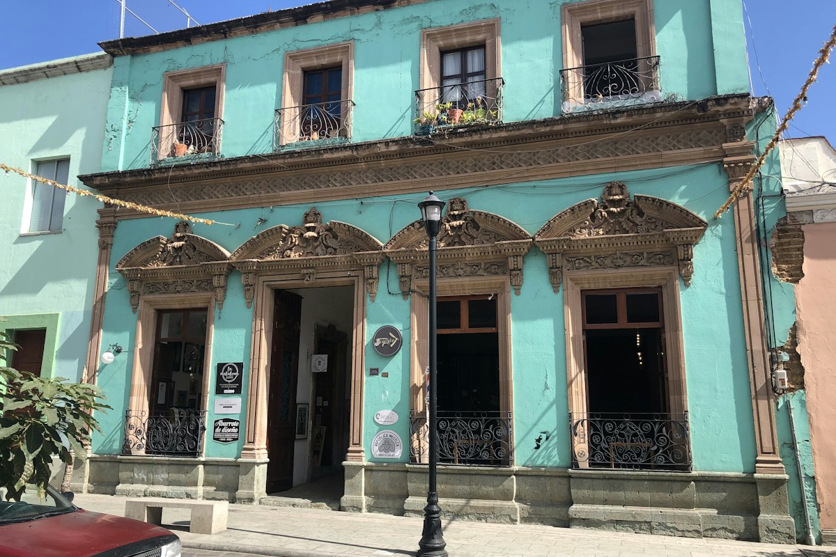 Local comercial en esquina con alto flujo peatonal