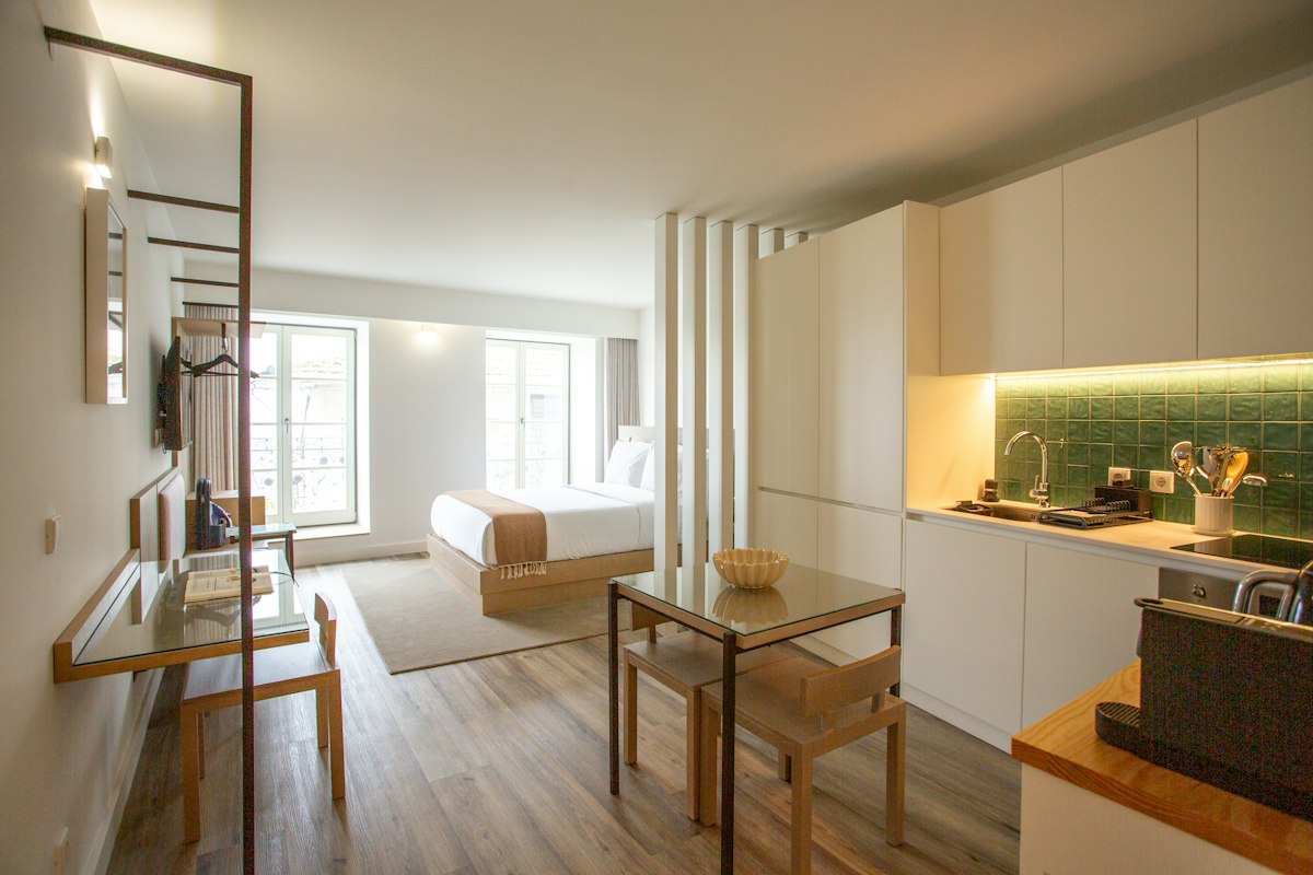 Estudio amueblado para ejecutivos, listo para habitar