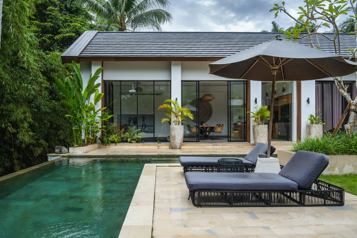 Casa en renta con alberca y jardín en coto privado